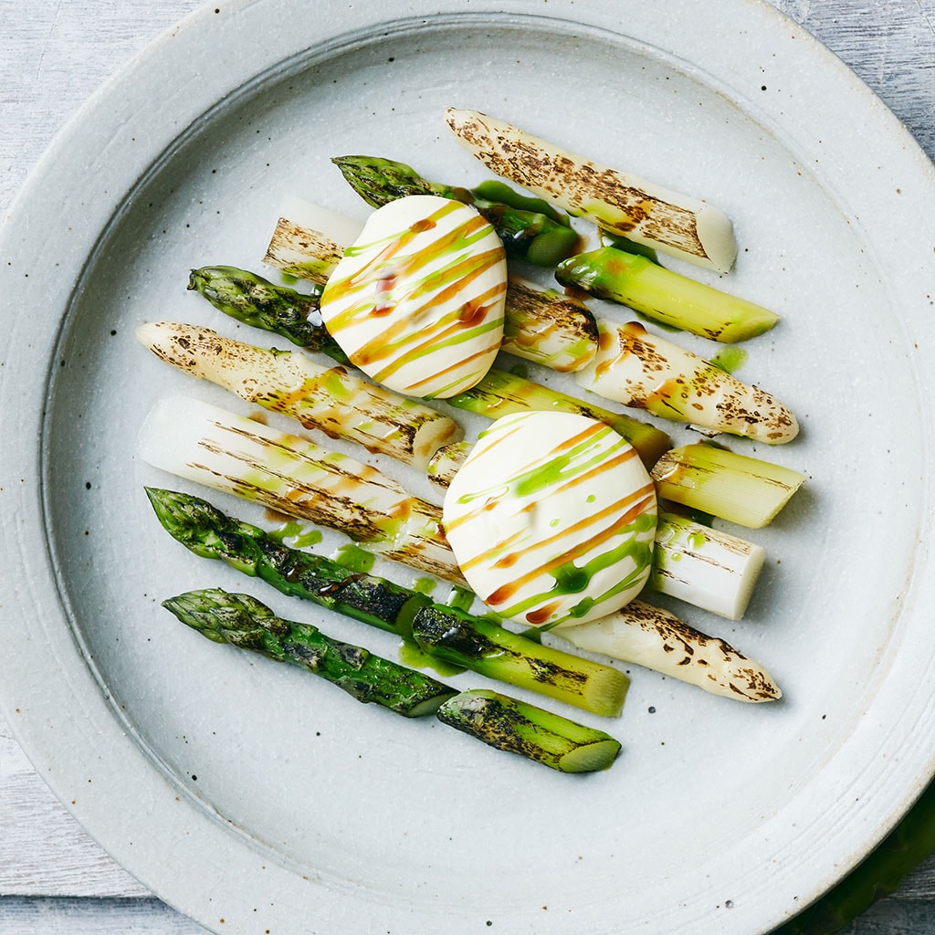 Gebrande witte en groene asperges met Hollandaise en bieslookolie Gebrande witte en groene asperges met Hollandaise en bieslookolie
